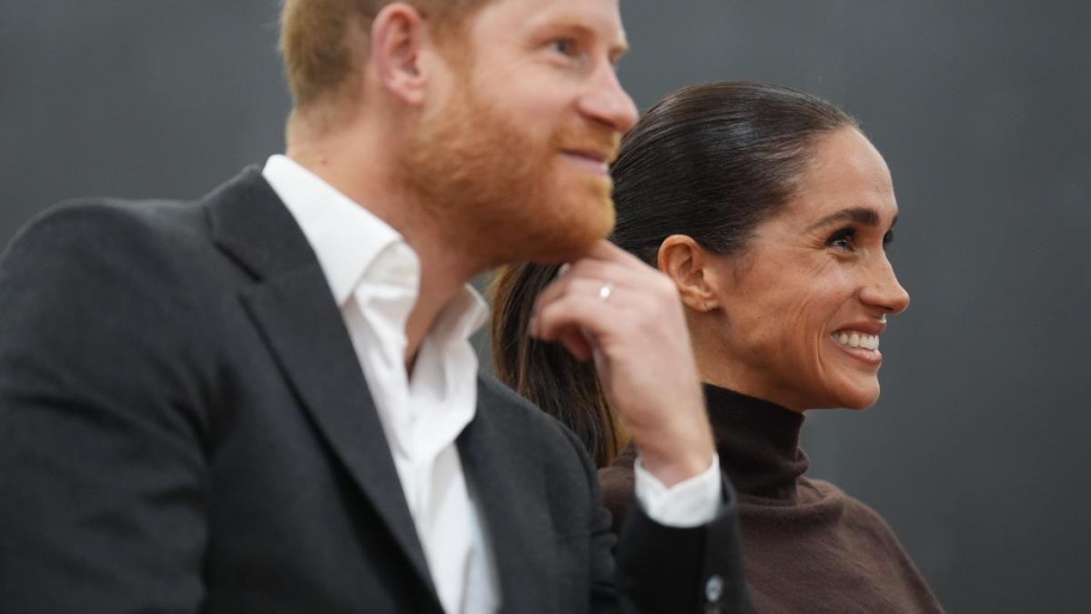 Hurra, endlich zur&uuml;ck im Rampenlicht! Bei ihrem Besuch in Nottingham war Meghan Markle die Freude dar&uuml;ber ins Gesicht geschrieben, endlich wieder im Mittelpunkt zu stehen. (Foto)
