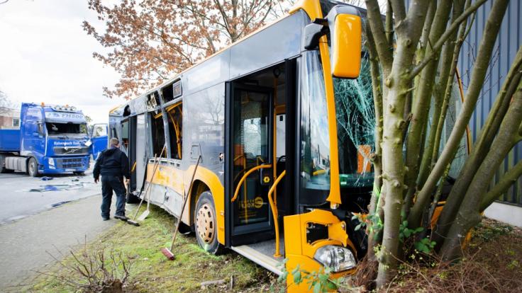Ein Schulbus in Troisdorf ist mit einem LKW kollidiert.