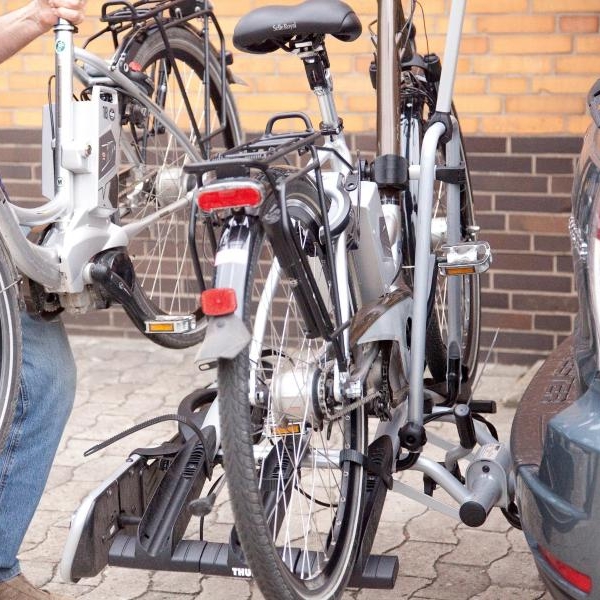 Mit diesen Fahrradträgern transportieren Sie Ihr E-Bike sicher