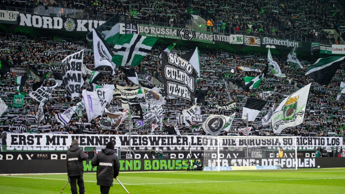 Die Fans schwenken die schwarz-gr&uuml;nen Fahnen von Borussia M&ouml;nchengladbach. (Symbolbild) (Foto)