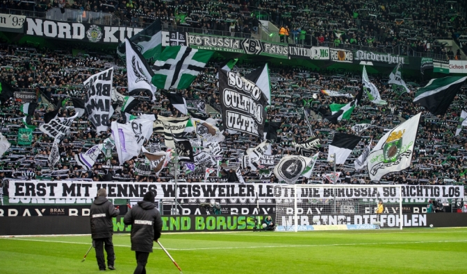Die Fans schwenken die schwarz-grünen Fahnen von Borussia Mönchengladbach. (Symbolbild)