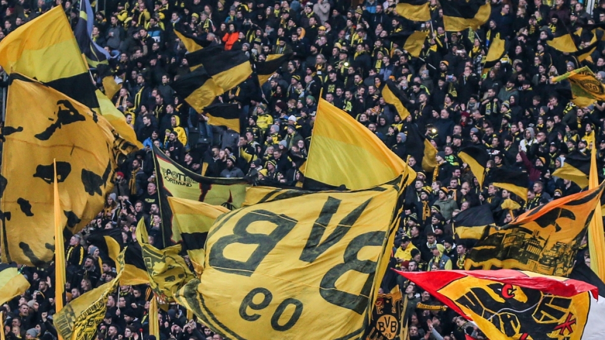 Mit wehenden Fahnen stehen die Fans des BVB hinter ihrer Mannschaft. (Symbolbild) (Foto)