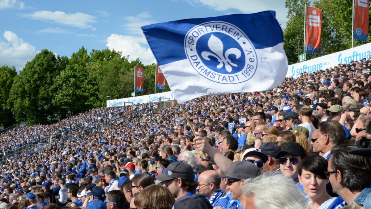 Von den R&auml;ngen aus jubeln die Fans vom SV Darmstadt 98 ihrer Mannschaft zu. (Symbolbild) (Foto)