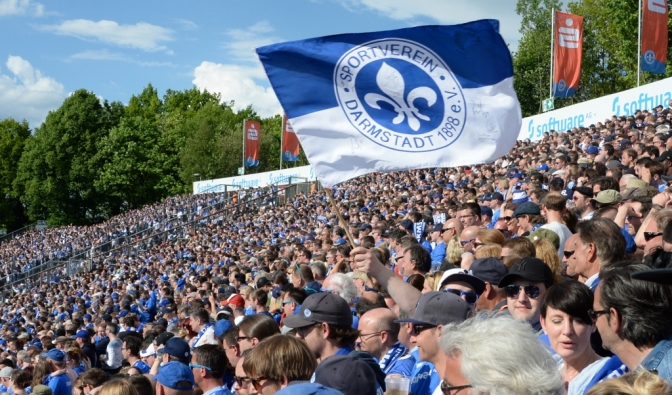 Von den Rängen aus jubeln die Fans vom SV Darmstadt 98 ihrer Mannschaft zu. (Symbolbild)