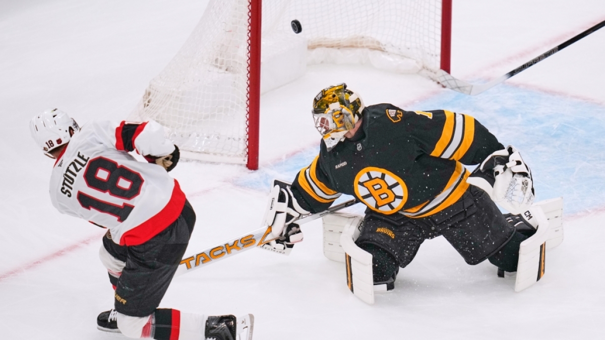 Eishockey, M&auml;nner: NHL, Boston Bruins - Ottawa Senators, Hauptrunde, Hauptrunde-Partien, 7. Spieltag. Tim St&uuml;tzle (18) von den Ottawa Senators erzielt ein Tor gegen Jeremy Swayman (r) von den Boston Bruins. (Foto)