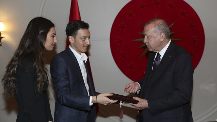Mesut Özil hat für seine Hochzeit Präsident Erdogan eingeladen.