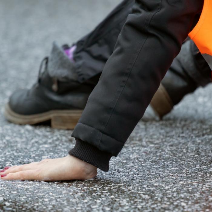 Mehrere Meter über Straße geschoben! Klimaaktivist bei Protest von Lkw angefahren
