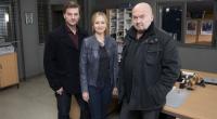 Matthi Faust (l.) neben Stefanie Stappenbeck (M.) und Florian Martens (r.) bei Dreharbeiten zum ZDF-Krimi 