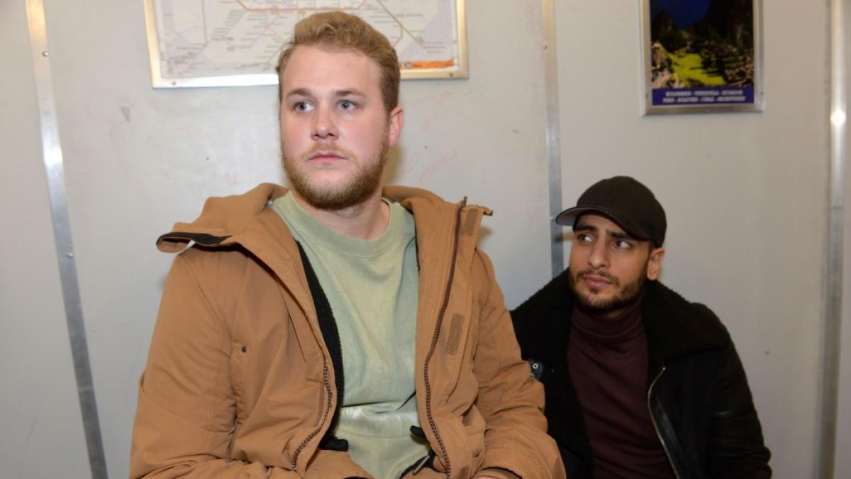 Nihat (Timur &Uuml;lker, r.) ahnt nicht, wie sehr Jonas (Felix van Deventer) leidet. (Foto)