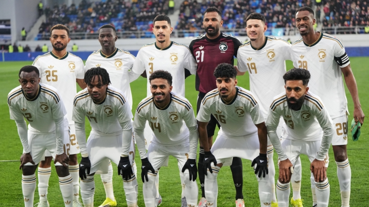 Die Spieler von Saudi Arabien posieren f&uuml;r ein Mannschaftsfoto vor dem internationalen Freundschaftsspiel zwischen Serbien und Saudi-Arabien in Backa Topola. Saudi Arabien nimmt an der Fu&szlig;ball-WM 2026 teil, vom 31.03.2026. (Symbolbild) (Foto)