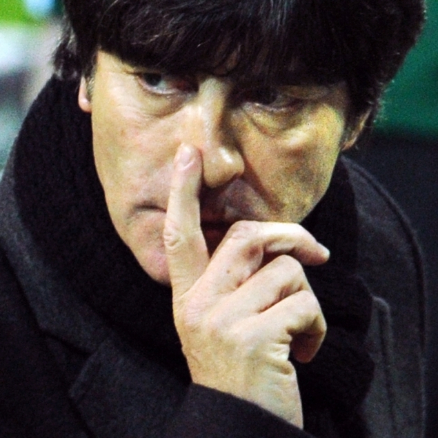 So peinlich fummelt der Bundes-Jogi an sich rum