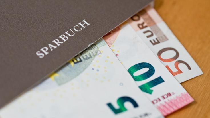 Deutsche Sparer könnte der Negativzins um Milliarden Euro bringen.