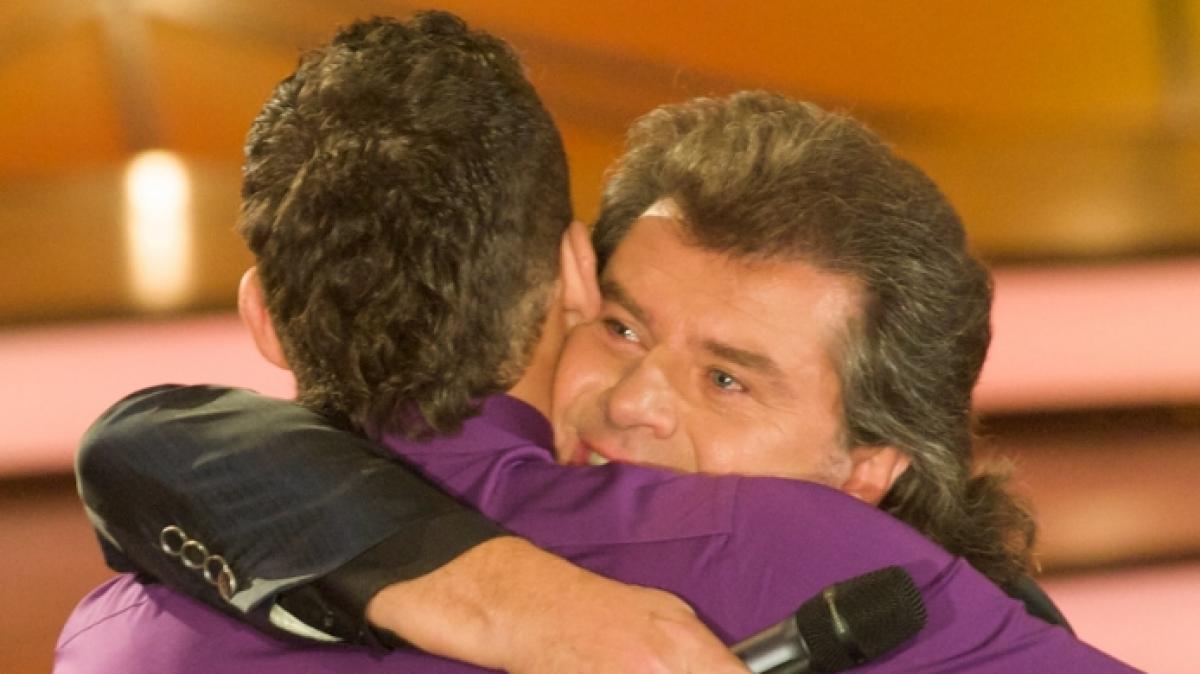 Der S&auml;nger Andy Borg (r) umarmt seinen Sohn Patrick Borg in der ZDF-Fernsehshow "Willkommen bei Carmen Nebel" 2010. (Foto)