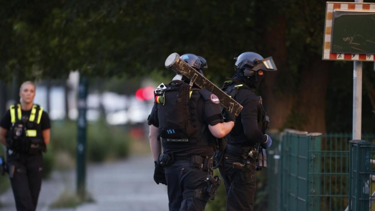 Polizei im Gro&szlig;einsatz: Ein Mann h&auml;lt eine Frau in einem Berliner Supermarkt als Geisel. (Foto)