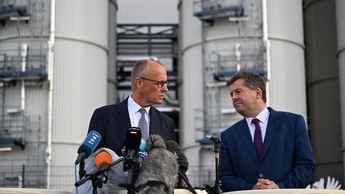 Bei seinem Besuch in Sachsen-Anhalt ging Bundeskanzler Friedrich Merz W&auml;hlern und der Presse demonstrativ aus dem Weg und lie&szlig; sich abschirmen. (Foto)
