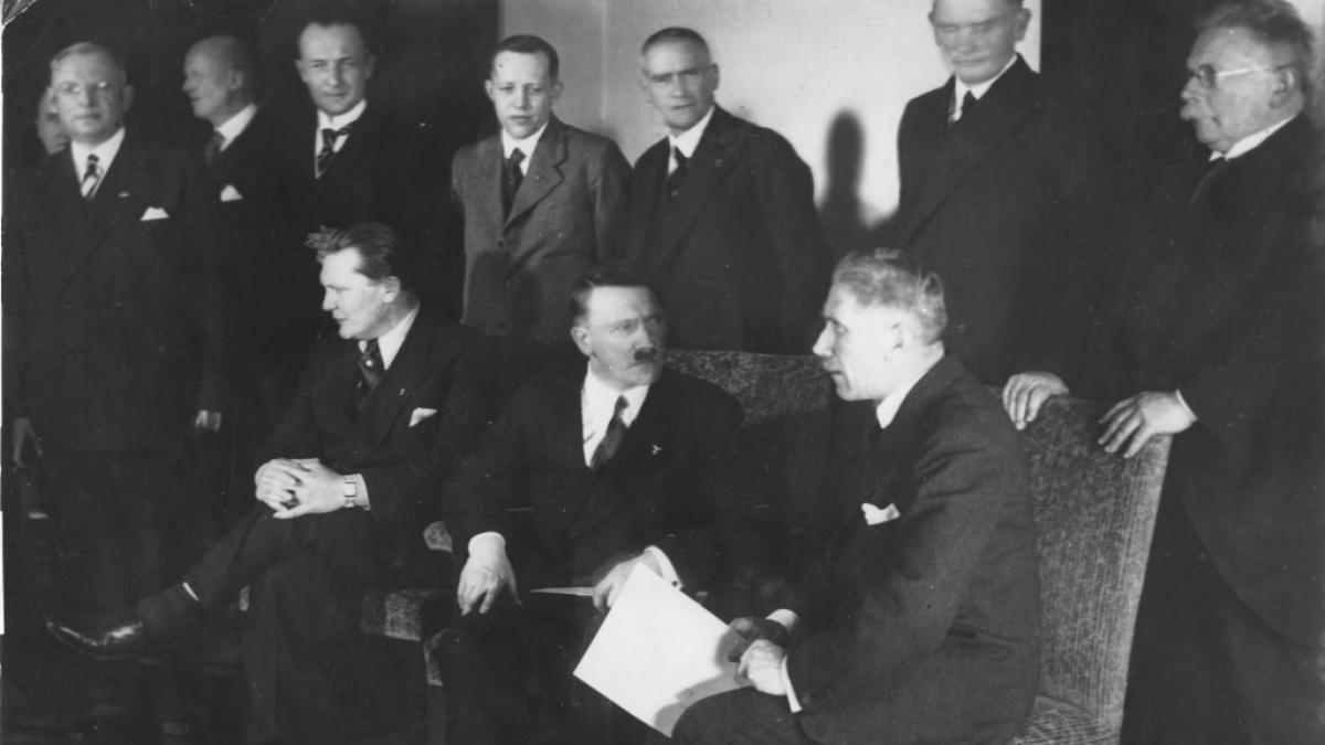 Viele Deutsche haben einst den Kurs der Nationalsozialisten unter Diktator Adolf Hitler (vorn, Mitte) unterst&uuml;tzt. (Foto)