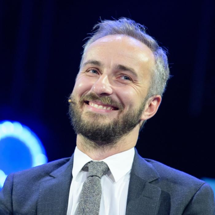 Schock im TV! Jan Böhmermann zersägt Penis live im ZDF