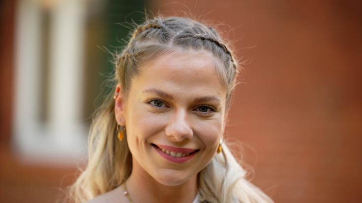 Cheyenne Pahde grüßte ihre Fans mit einem sinnlichen Bett-Foto - und beichtete ihnen ihr Maskenproblem.