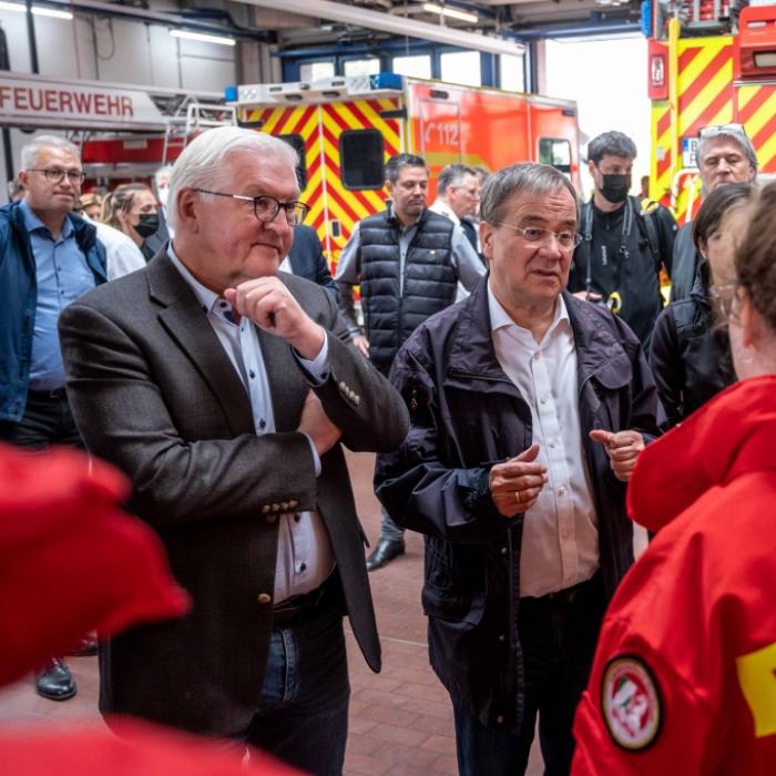 Peinlich! Steinmeier spricht über Flut-Opfer - Laschet lacht im Hintergrund