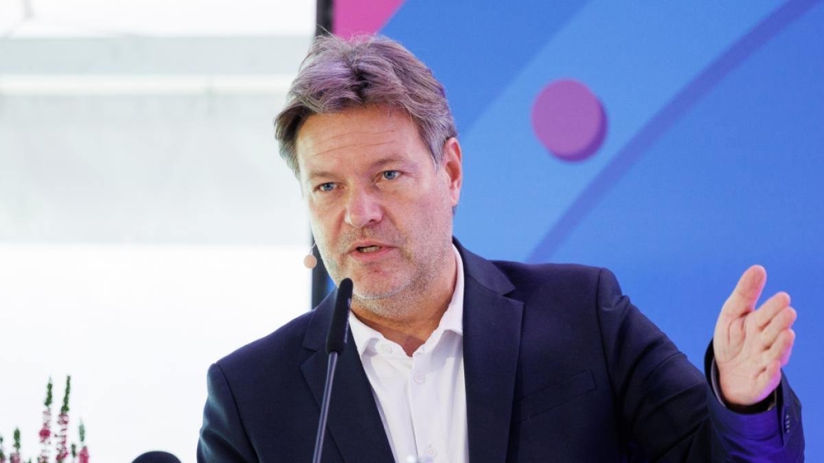 Bundeswirtschaftsminister Robert Habeck spricht vor dem offiziellen Spatenstich f&uuml;r den Bau der Erdkabeltrasse A-Nord. (Foto)