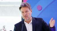 Bundeswirtschaftsminister Robert Habeck spricht vor dem offiziellen Spatenstich für den Bau der Erdkabeltrasse A-Nord.