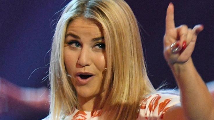 Beatrice Egli verzaubert ihre Fans im Mini-Rock.