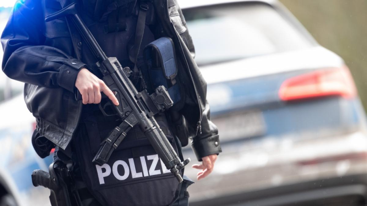 Polizeibeamte stehen an einer Absperrung an der Kreisstra&szlig;e 22, rund einen Kilometer von dem Tatort entfernt, an dem zwei Polizeibeamte durch Sch&uuml;sse get&ouml;tet wurden. (Foto)