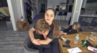Carmen geht es gar nicht gut – sie hat fürchterliche Schmerzen im Auge, im Kopf und schwindelig ist ihr auch.