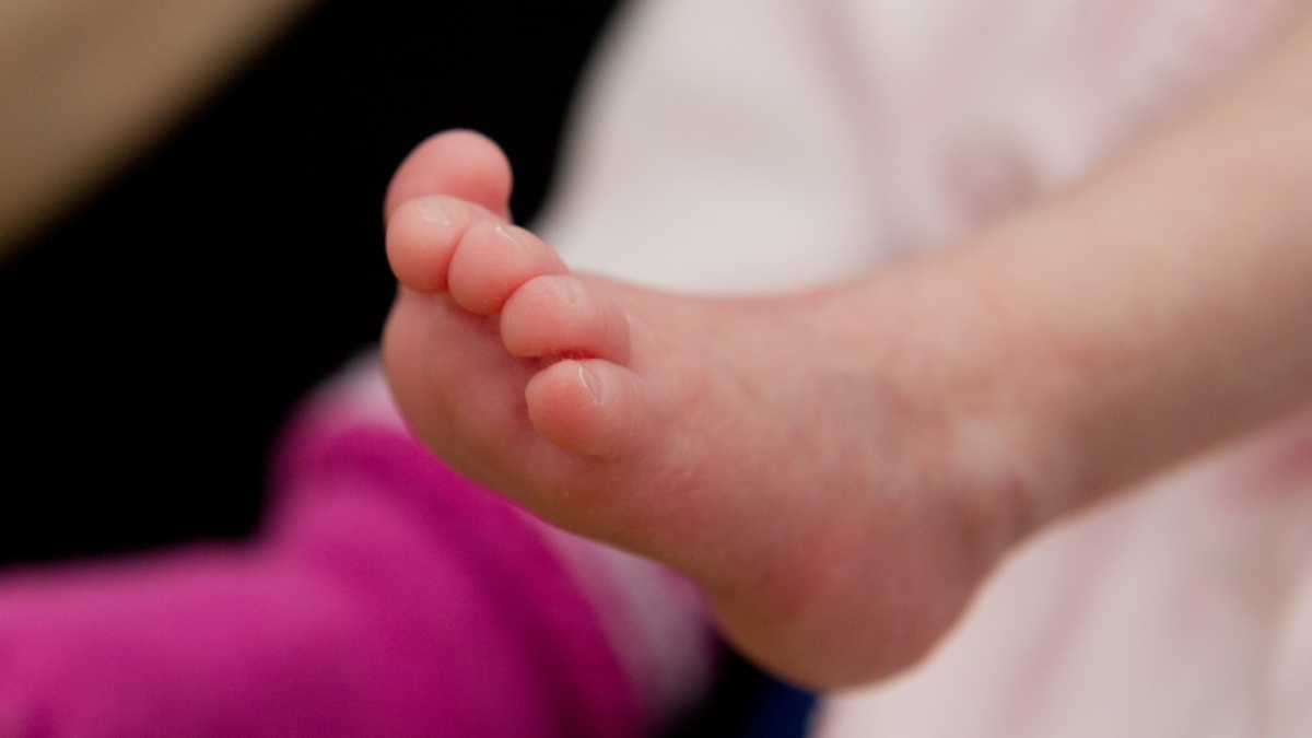 Weil sie ihr Kind nicht lieben konnte, soll eine Mutter ihr Baby brutal gefoltert haben (Symbolbild). (Foto)