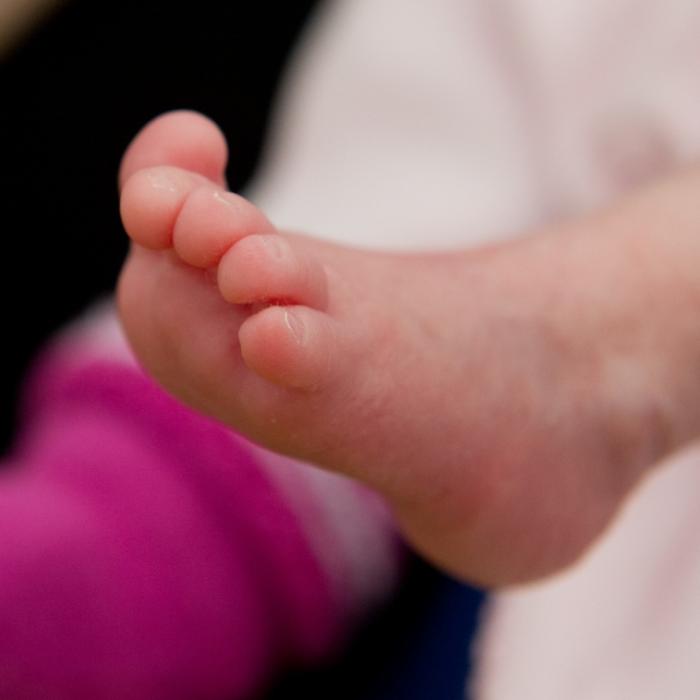 Brutale Folter! Mutter injiziert Baby Bleiche und Flüssigseife