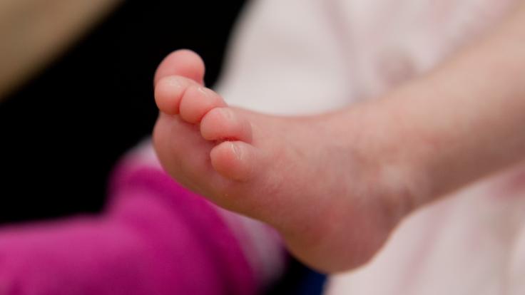 Weil sie ihr Kind nicht lieben konnte, soll eine Mutter ihr Baby brutal gefoltert haben (Symbolbild).