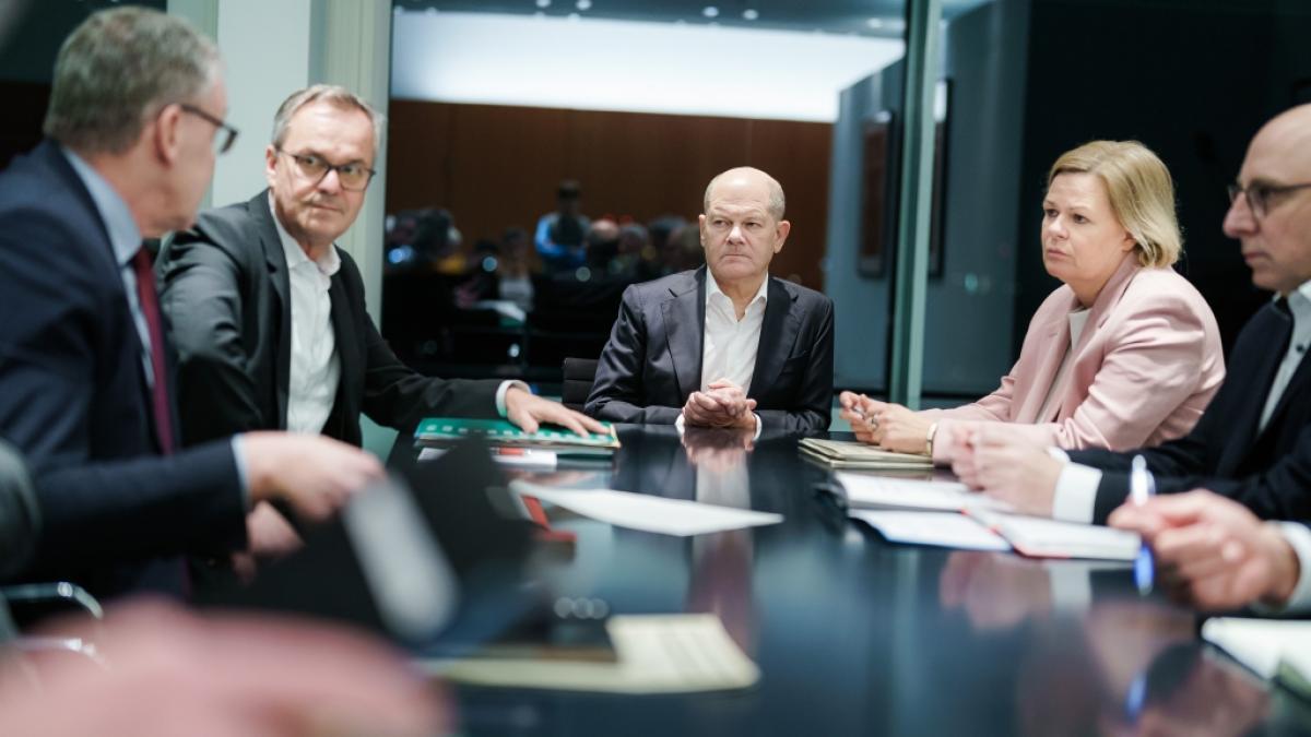 Olaf Scholz trommelte nach der Messer-Attacke von Aschaffenburg Bundesinnenministerin Nancy Faeser und Vertreter der Sicherheitsbeh&ouml;rden im Kanzleramt zusammen. (Foto)