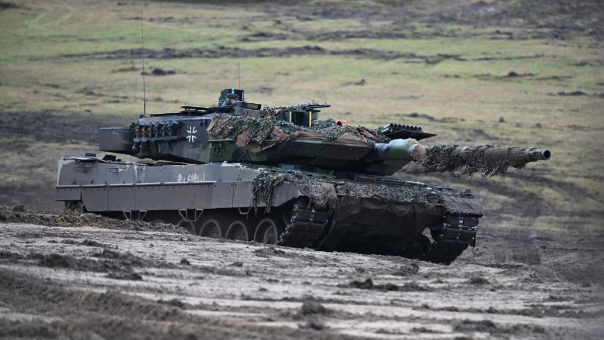 Ein Leopard 2A6 bei einer Pr&auml;sentation auf einem Truppen&uuml;bungsplatz. (Foto)