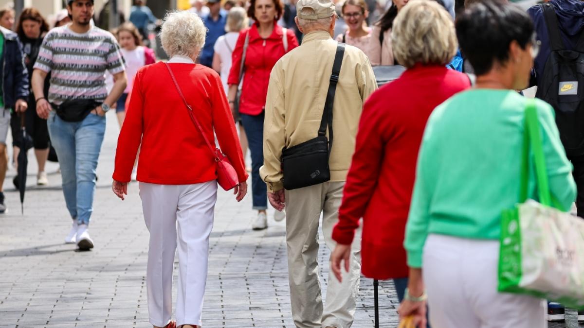 Marcel Fratzscher wirft Deutschlands Seniorinnen und Senioren "zu viel Ignoranz, Selbstbezogenheit und Naivit&auml;t" vor und h&auml;lt ein verpflichtendes soziales Jahr f&uuml;r &auml;ltere Mitb&uuml;rger f&uuml;r &uuml;berf&auml;llig. (Foto)