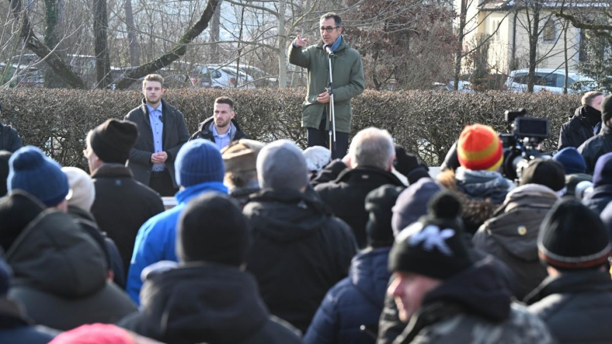 Cem &Ouml;zdemir musste vor aufgebrachten Bauern in Ellwangen von einem Anh&auml;nger aus sprechen. (Foto)