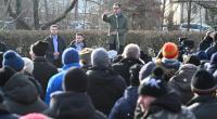 Cem Özdemir musste vor aufgebrachten Bauern in Ellwangen von einem Anhänger aus sprechen.
