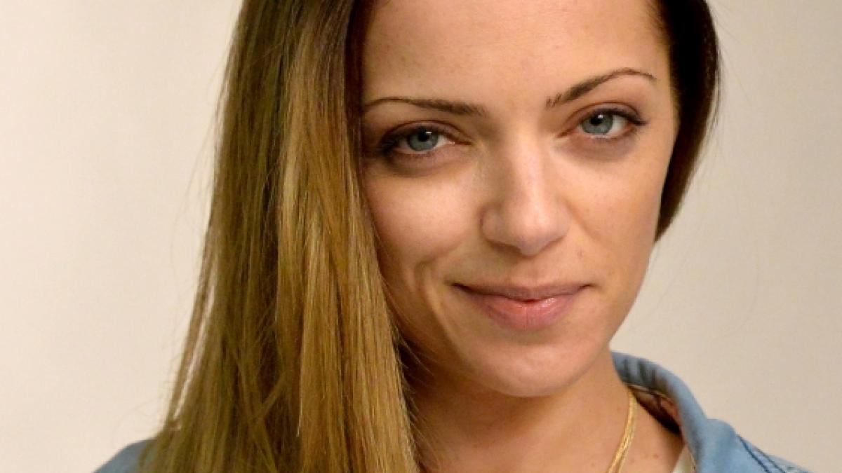 Anne Menden zeigt sich im Bl&uuml;mchen-Bikini. (Foto)