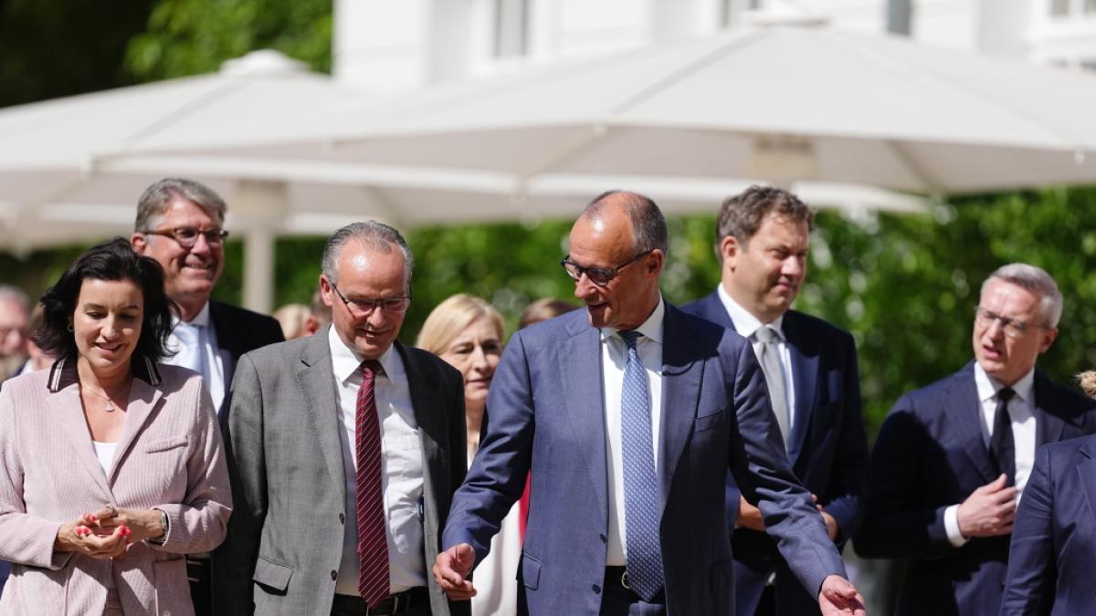 Die Deutschen trauen der Regierung von Kanzler Friedrich Merz (Mitte) kaum Verbesserungen in den Bereichen Wirtschaft und Migration zu. (Foto)
