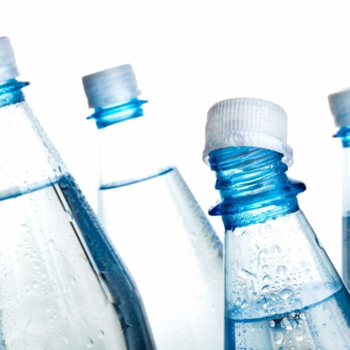 Krebserregende Verunreinigung! Dieses Mineralwasser fällt durch Test