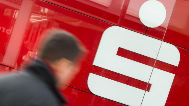 Der BGH entscheidet heute, ob Extragebühren am Schalter rechtmäßig sind.