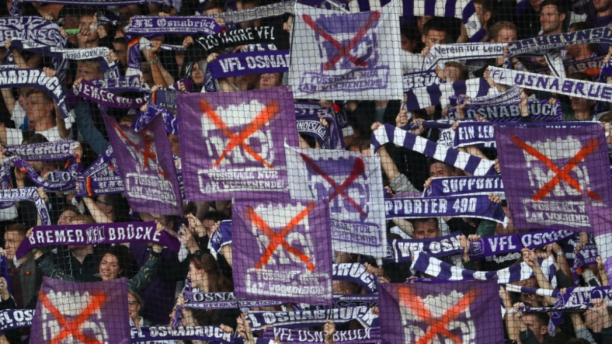 Die Fans vom VfL Osnabr&uuml;ck feuern ihre Mannschaft nach Leibeskr&auml;ften an. (Symbolbild) (Foto)