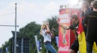 Helene Fischer klatscht mit Roman Weidenfeller ab.