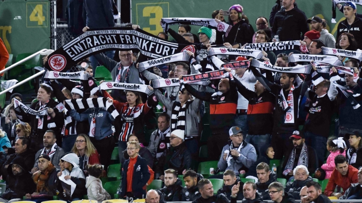 F&uuml;r ihren Verein Eintracht Frankfurt rei&szlig;en die Fans ihre Schals in die H&ouml;he. (Symbolbild) (Foto)