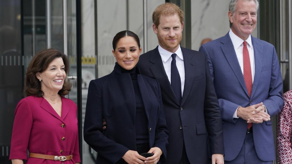 Meghan Markle lie&szlig; es bei ihrem Besuch in New York mit schillerndem Diamantenschmuck ordentlich funkeln. (Foto)