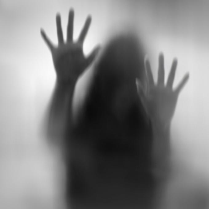 Maskierter Messer-Mann missbraucht Mädchen (12)