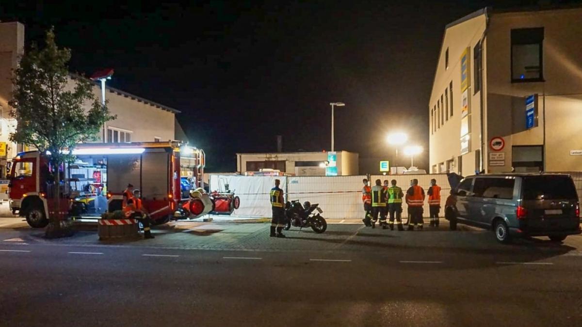 Auf einer Supermarkt-Zufahrt in Plattingen wurde eine Frau von einem Mann erstochen. (Foto)