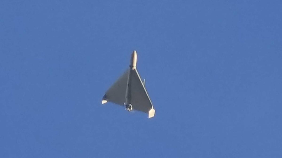 Ein Video zeigt, wie ukrainische Soldaten eine russische Kampfdrohne vermutlich vom Typ Shahed 136 vom Himmel holen. (Foto)