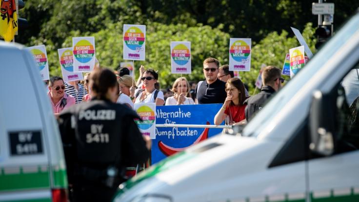 Zahlreiche Menschen protestieren vor der Messe in Augsburg gegen den Bundesparteitag der AfD.