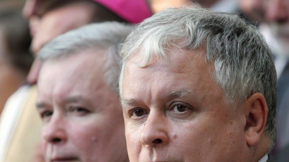 Wie ein Ei dem anderen: Die Br&uuml;der Jaroslaw (l) und Lech Kaczynski. (Foto)