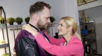 Als Sarah (Susan Sideropoulos) sich bei Erik (Patrick Heinrich) für seine Hilfe bedankt, genießt er die Nähe zu ihr und geht dabei fast zu weit.